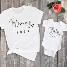 Load image into Gallery viewer, Baby Mommy 2021 Family Matching Clothing Simple Pregnancy Announcement Family Look T Shirt Baby Mom Matching Clothes