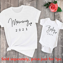Load image into Gallery viewer, Baby Mommy 2021 Family Matching Clothing Simple Pregnancy Announcement Family Look T Shirt Baby Mom Matching Clothes